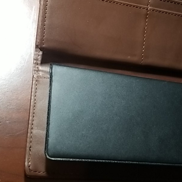 BCBG PARIS Tri-Fold Wallet - Boxed - Picture 11 of 13